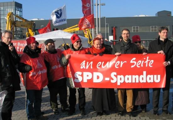An der Seite der streikenden CNH-Beschäftigen: Ursula Meys, Daniel Buchholz und Swen Schulz von der Spandauer SPD