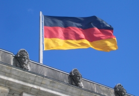 Deutschlandfahne auf dem Dach des Reichstagsgebäudes (c) Daniel Buchholz MdA