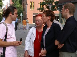 Senatorin Ingeborg Junge-Reyer zu Besuch in der Wasserstadt Spandau: Gespräch mit dem Verteter einer sozialen Einrichtung der Wasserstadt