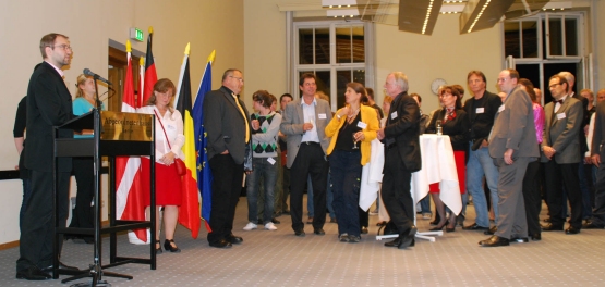 Daniel Buchholz begrüsst die Teilnehmer zum Auftakt des AIRE-Projekts vom OSZ TIEM im Berliner Abgeordnetenhaus
