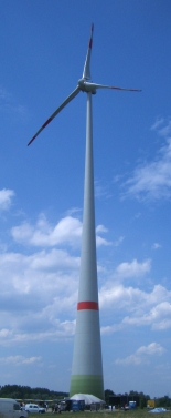 Berlins erste Windkraftanlage in Berlin-Pankow in voller Größe (Foto: www.daniel-buchholz.de, 19.06.08)