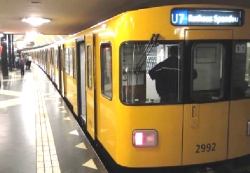 Fahrgäste stinksauer auf BVG: Aufzüge in Spandauer U-Bahnhöfen werden Jahre später eingebaut  |  Berlin-Spandau  |  Daniel Buchholz SPD