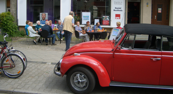 Café Siemensstadt: Kaffee, Kuchen und Spritztouren im roten Käfer-Cabrio | Daniel Buchholz SPD