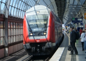 Regionalbahn im Bahnhof Berlin-Spandau auf www.daniel-buchholz.de