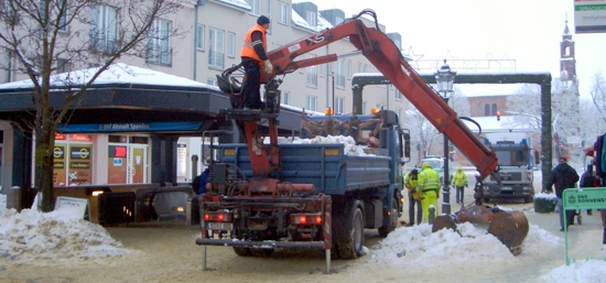 Das hat es vor der Gesetzesänderung noch nicht gegeben: Im Auftrag der BSR wird Schnee aus der Altstadt Spandau abtransportiert