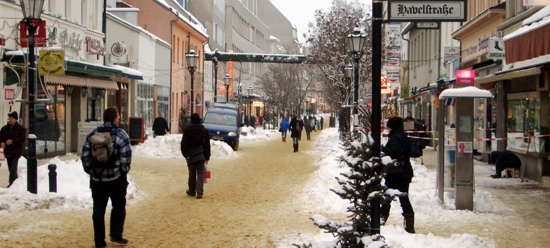 Altstadt Spandau: Im Gegensatz zu vergangenen Wintern gibt es nach der Gesetzesänderung großzügige Bereiche für die Fußgänger, eine echte Verbesserung