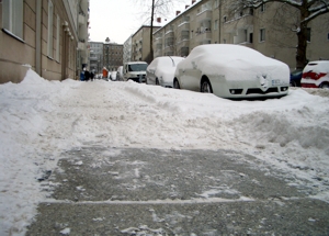 Schneebeseitigung in einer Berliner Nebenstraße: Nicht jeder Hauseigentümer kommt ausreichend seinen Pflichten nach
