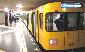 Fahrgäste stinksauer auf BVG: Aufzüge in Spandauer U-Bahnhöfen werden Jahre später eingebaut  |  Berlin-Spandau  |  Daniel Buchholz SPD