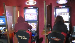 Spieler am Glücksspielautomatenen in Spielhalle